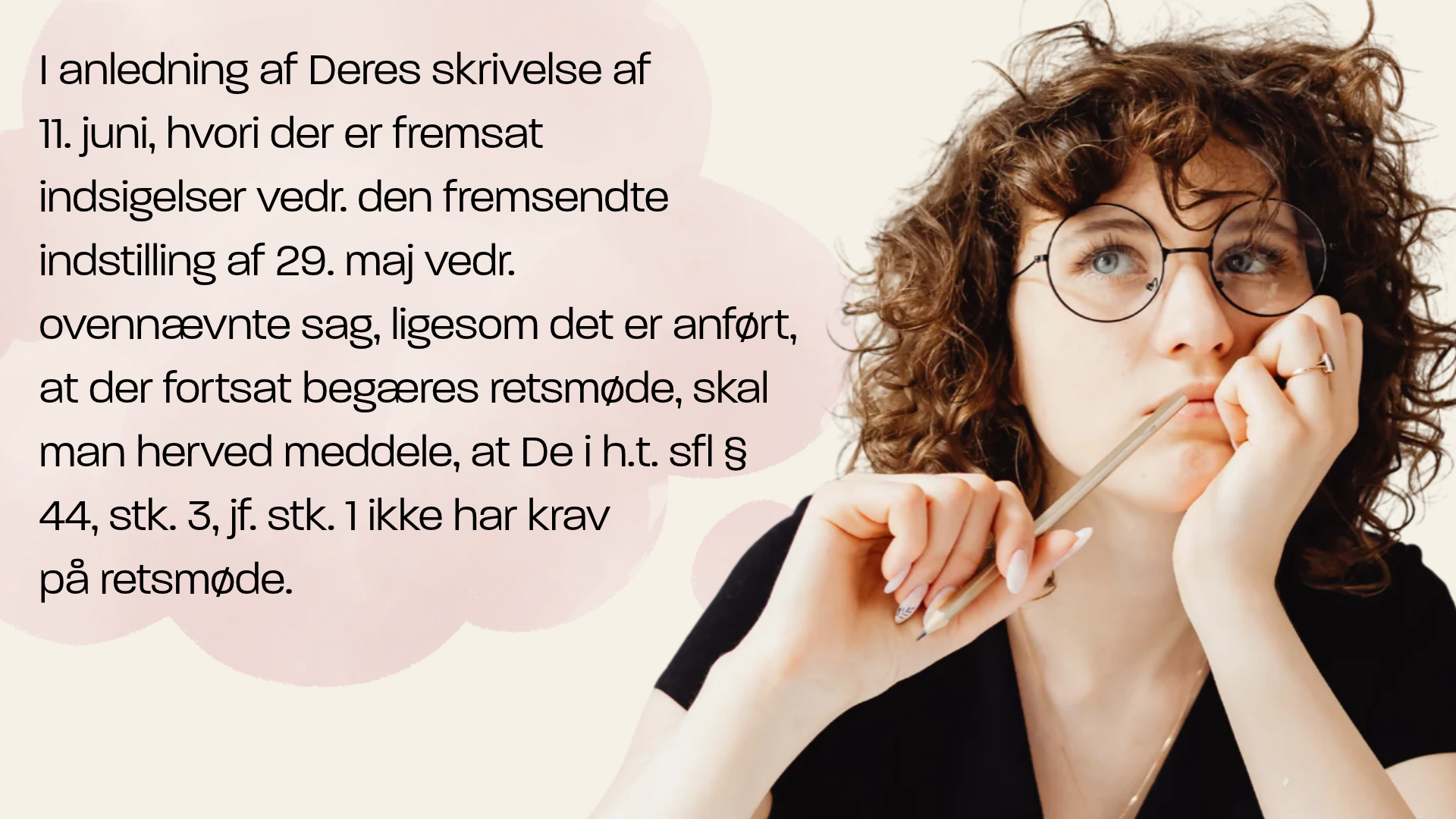 Billedet viser en borger der undrer sig over noget tekst fra det offentlige.
