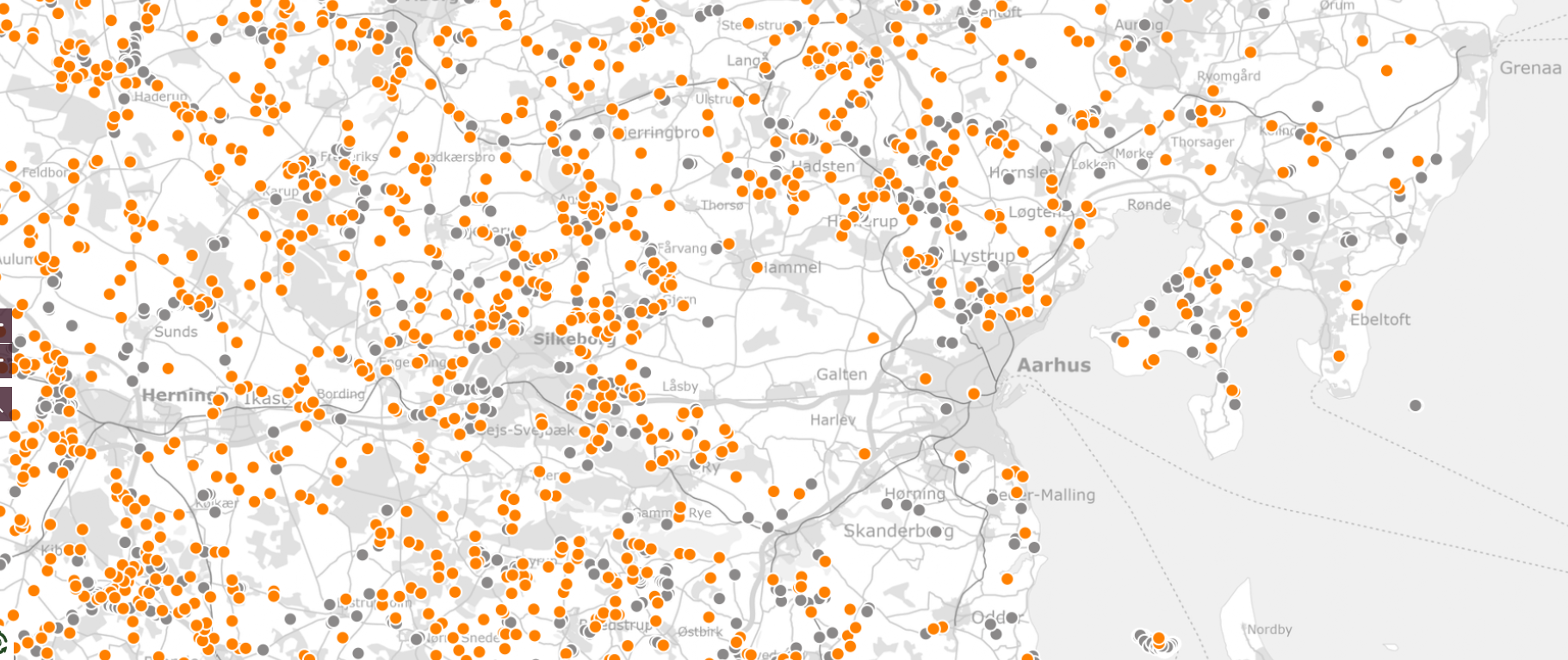 Billede der viser et udsnit af Aarhus-området med gule og orange prikker, som angiver hvorvidt en adresse er tilskudsberettiget. 