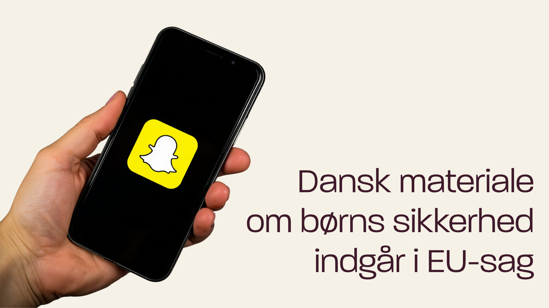 Billede viser hånd der holder en telefon med et logo fra Snapchat-appen.