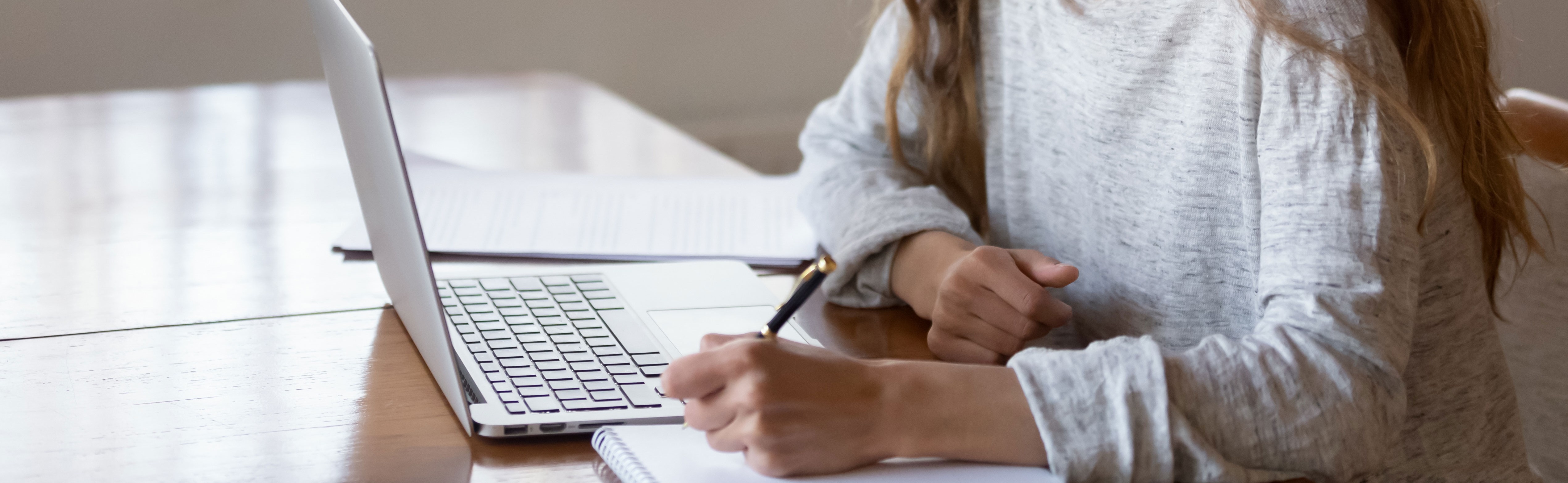 Kvinder arbejder ved sin laptop