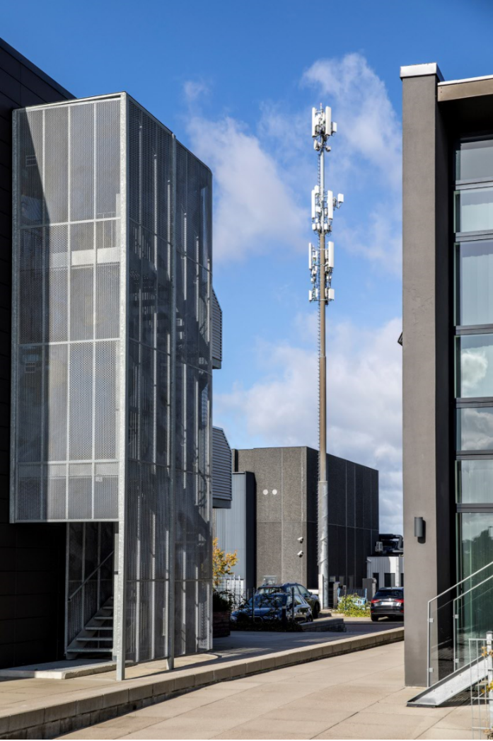 Teleskoprørsmast i bybebyggelse