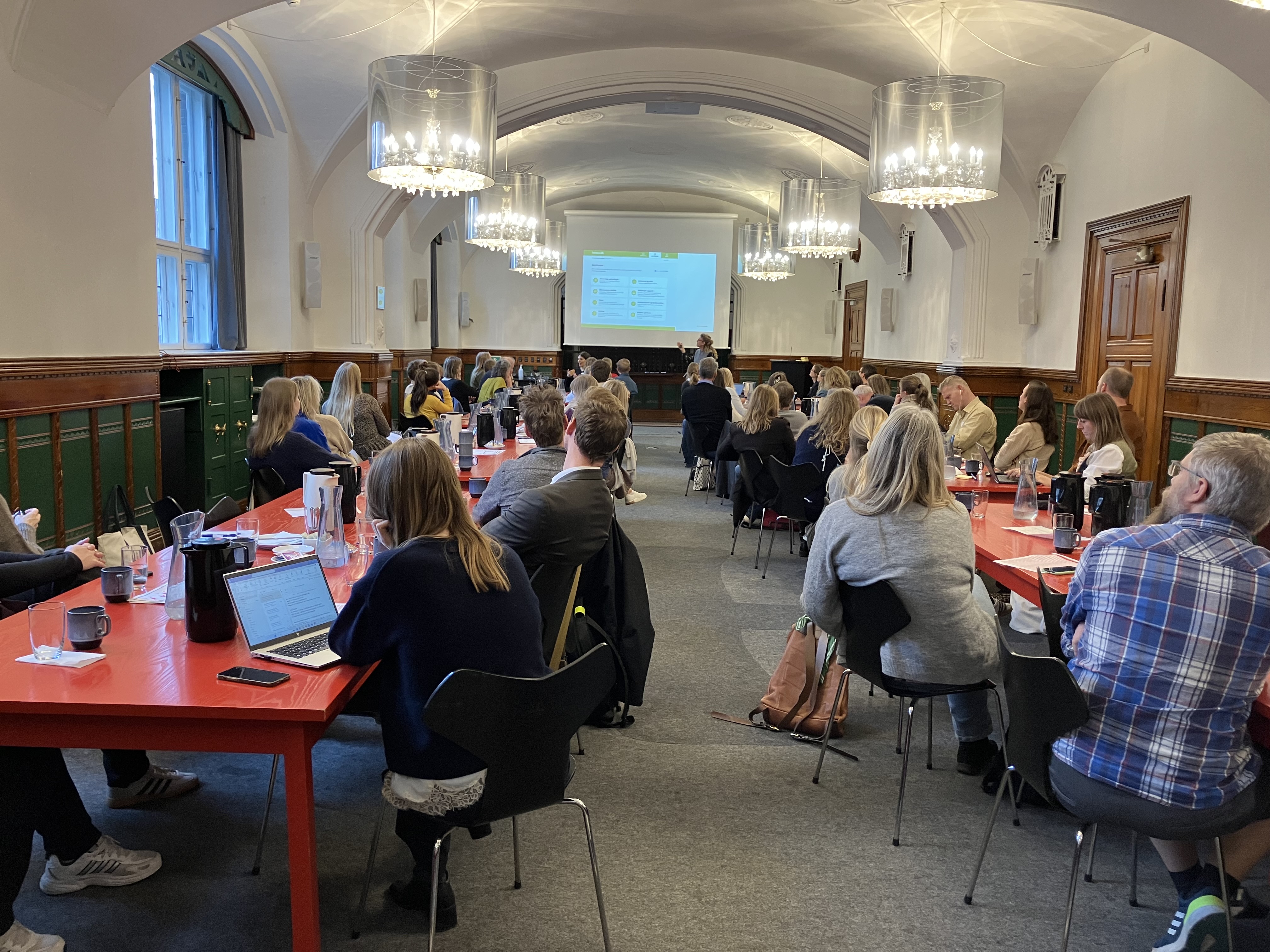 Billede af forsamlingen og Eva Ahlén Larsen