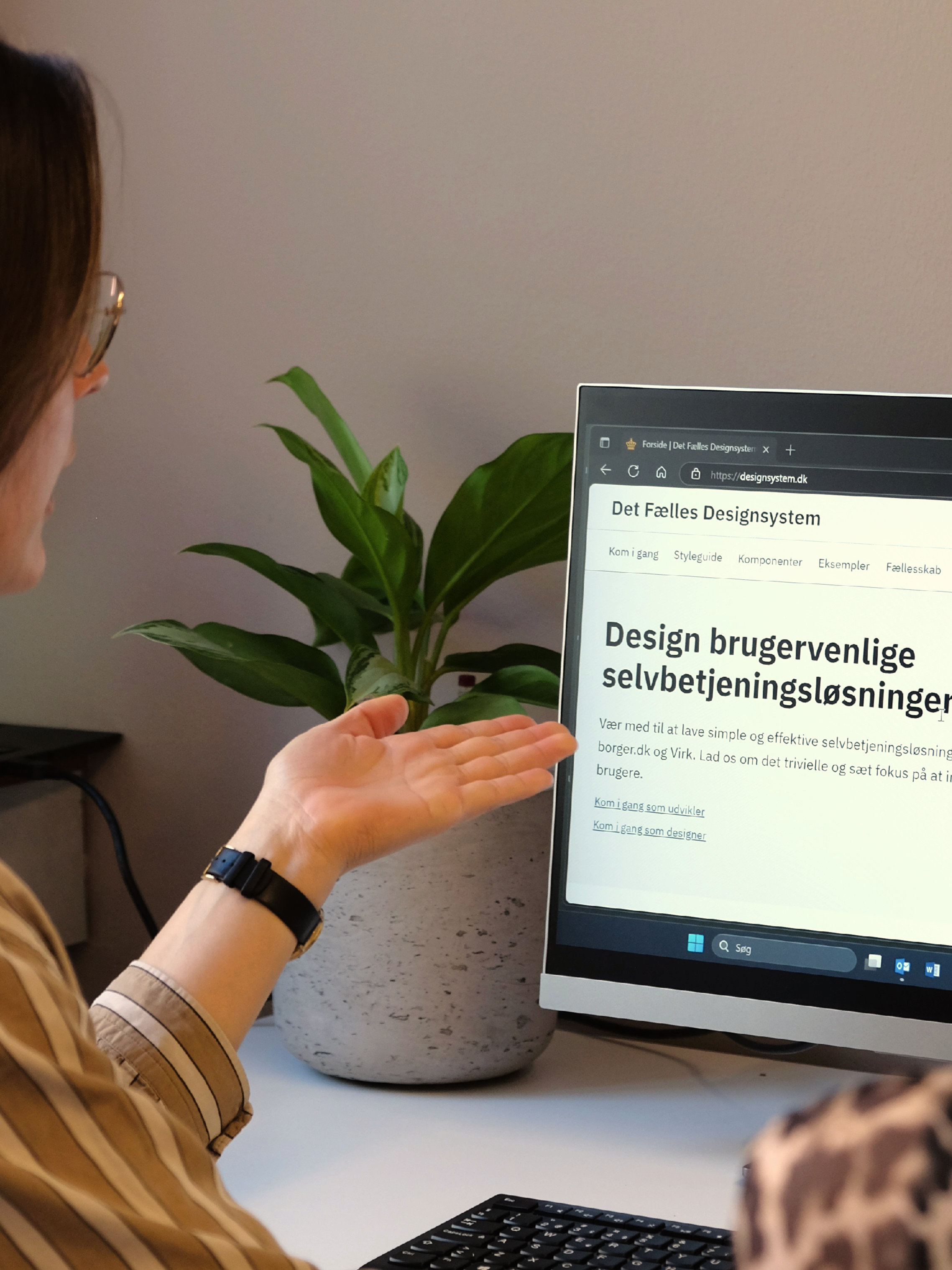Person der sidder ved computer og kigger på designsystem.dk
