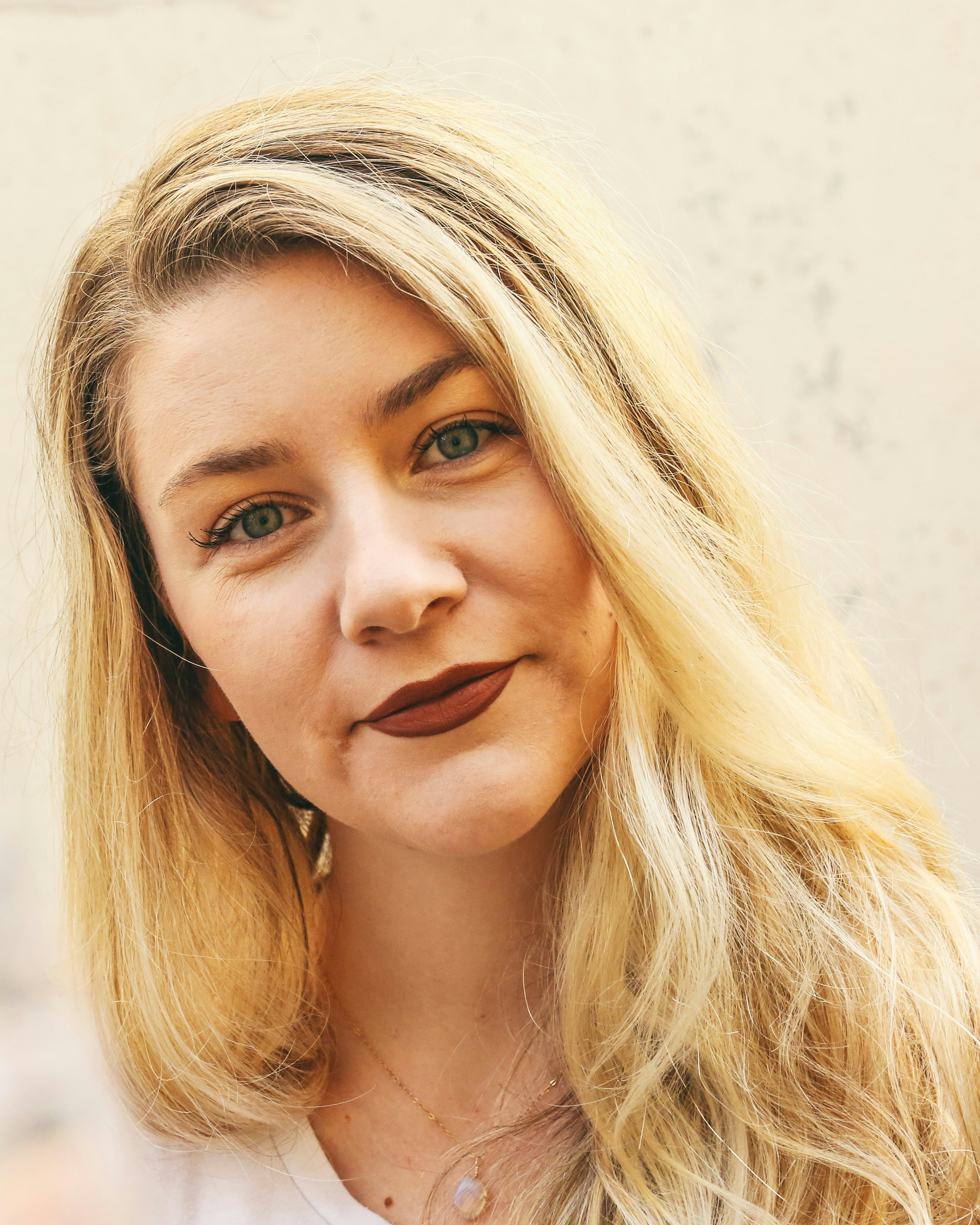 Portrætfoto af ung kvinde med blond hår